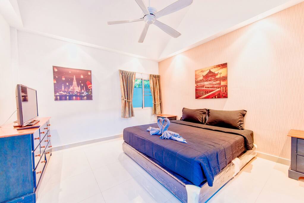 Comfy bed and decorative details
