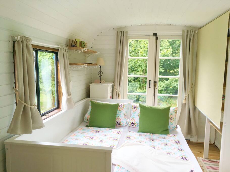 Sie können hier im Bett liegen, die große Terrassentür öffnen und haben das Gefühl, draußen zu schlafen und den Sternenhimmel zu sehen.