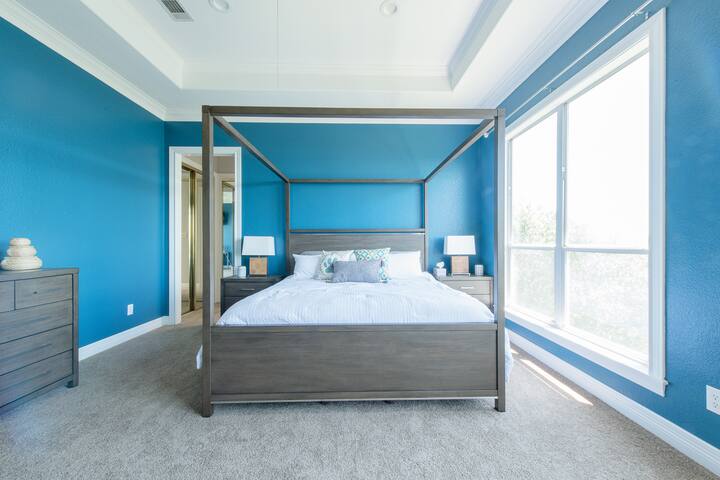 Relaxing Lake View Stay: Hot Tub, Grill & Games gallery image 4