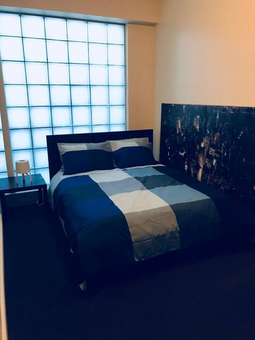 Bedroom with a queen sized bed