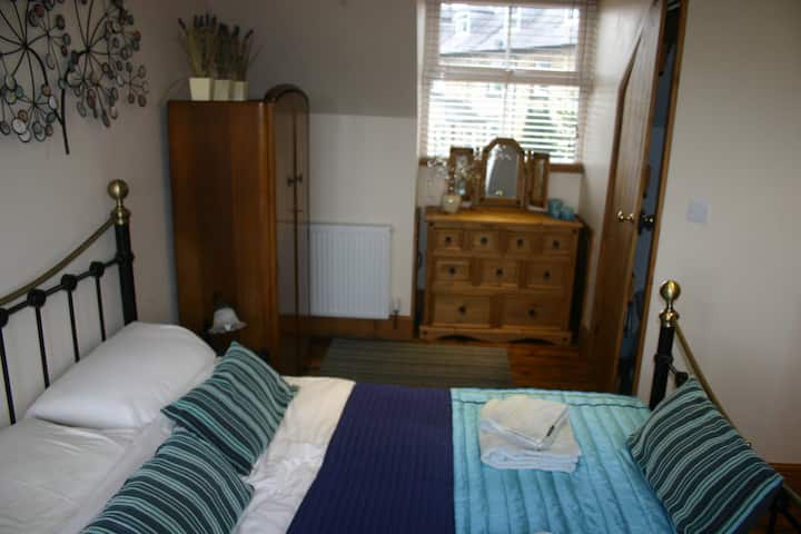 חדר שינה מעולה עם מיטה זוגית וחדר רחצה צמוד 