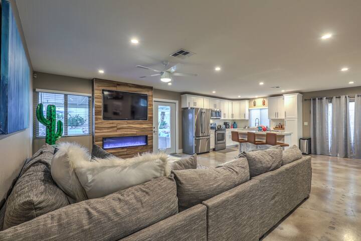 1.8 Miles from the Strip! Private Pool, Game Room! gallery image 3