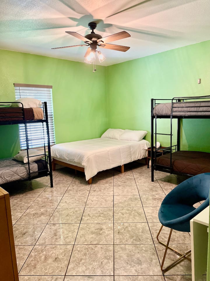 La chambre verte dispose d'un lit Queen Size et de deux ensembles de lits superposés