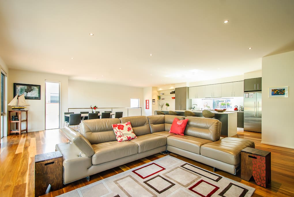 Upstairs lounge area...