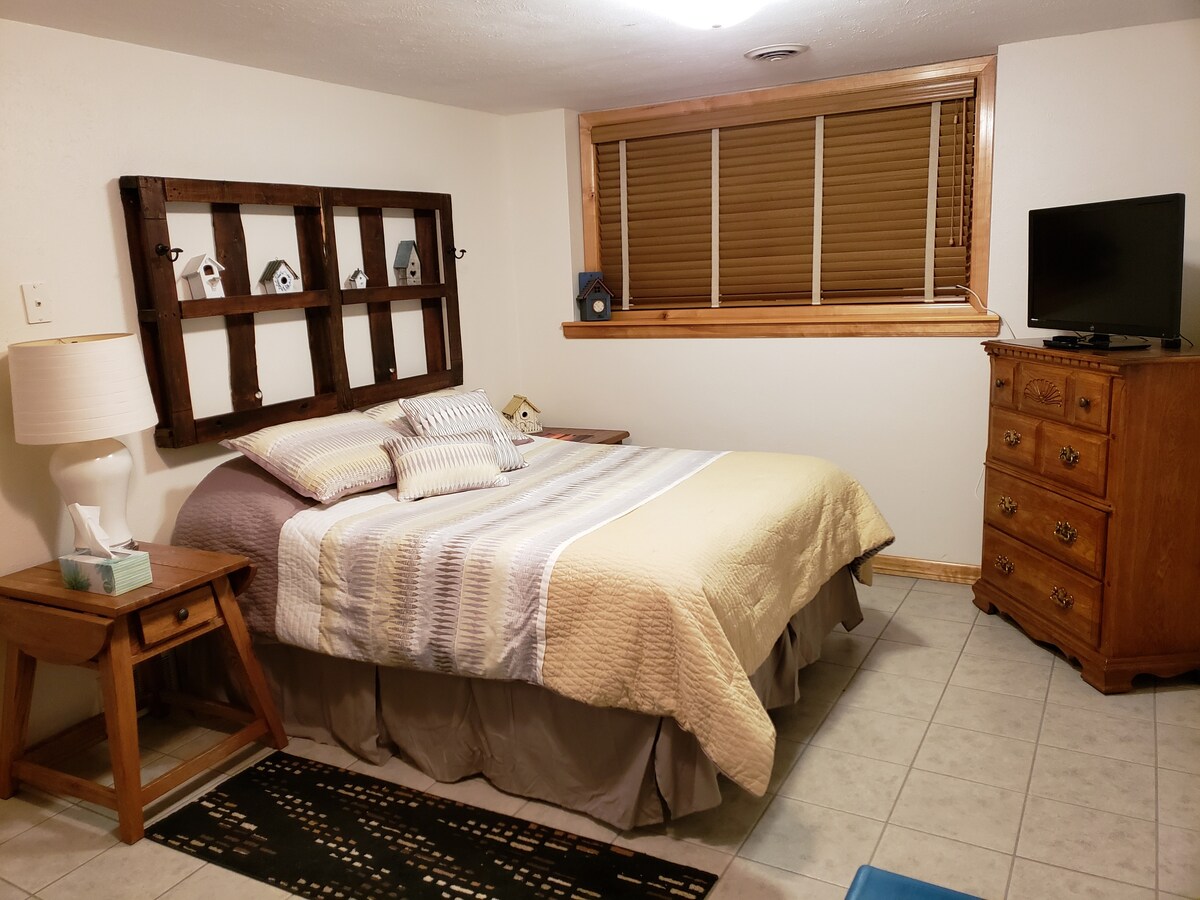 152 × 203 სმ ზომის ბალიშის პირი და ტელევიზორი Hulu-სა და Amazon ‑ თან ერთად