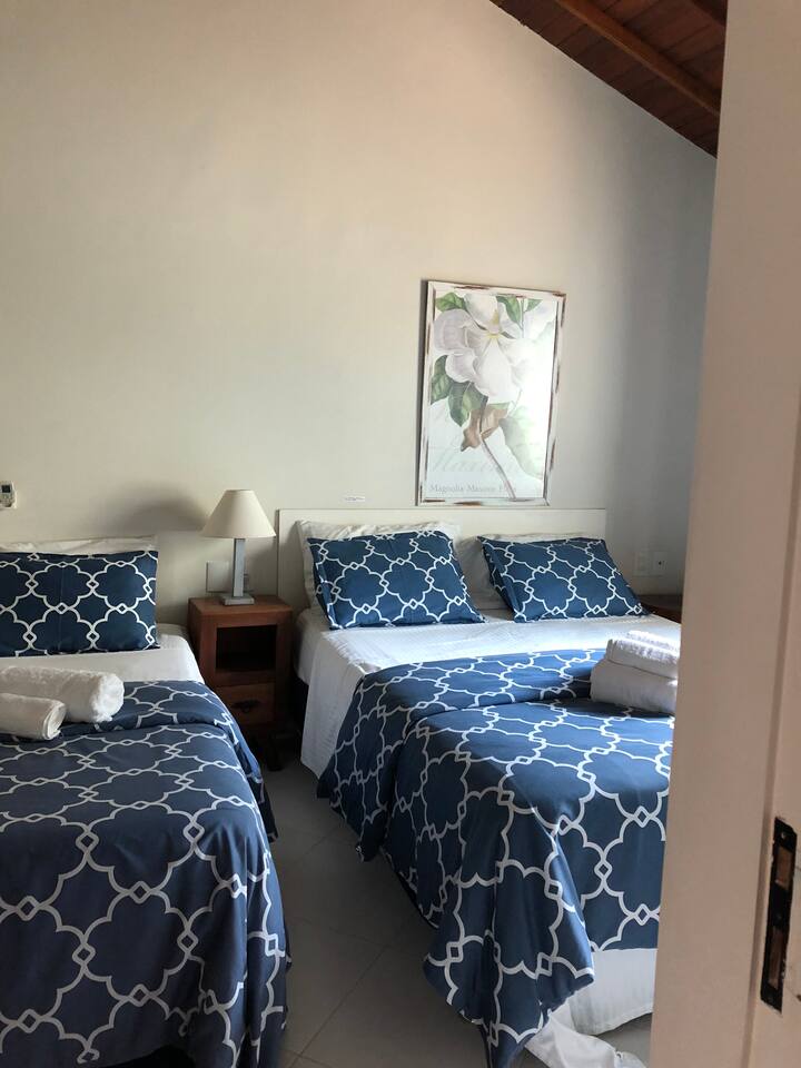 Suite 2 avec lit double et lit simple avec climatisation et salle de bain