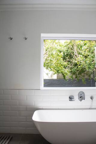 Cheerful home with garden, pool & pizza deck. gallery image 5