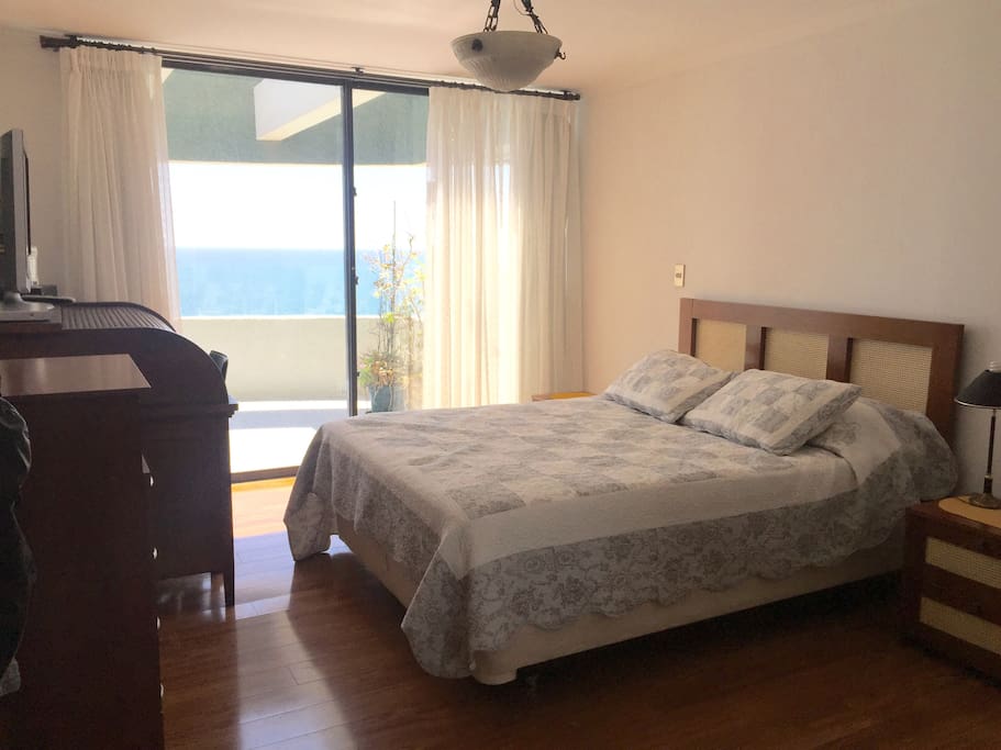 Dormitorio principal con baño en suite