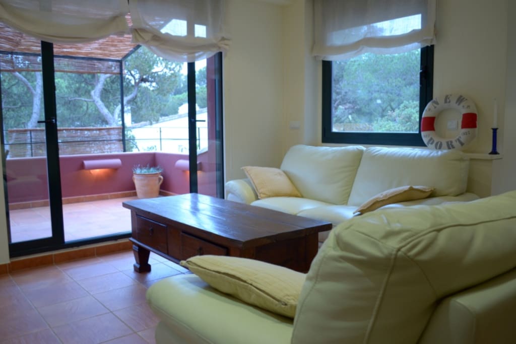 Sala de estar y terraza 1
