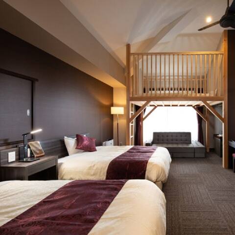 D: Hollywood Twin Room with Loft (Non Smoking)