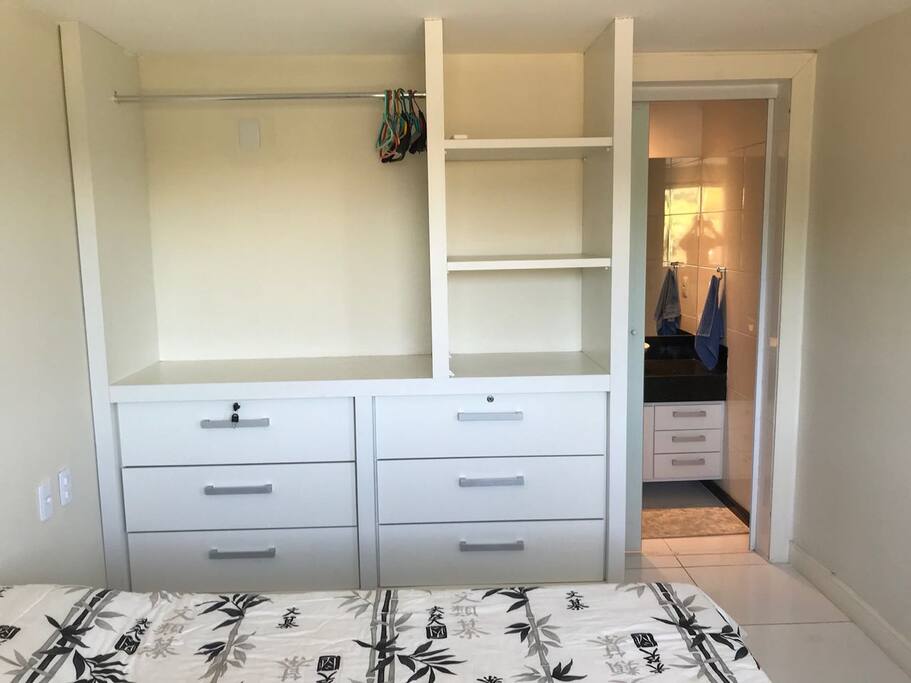 Suíte 2 - Cama casal, armário, armário e ar condicionado