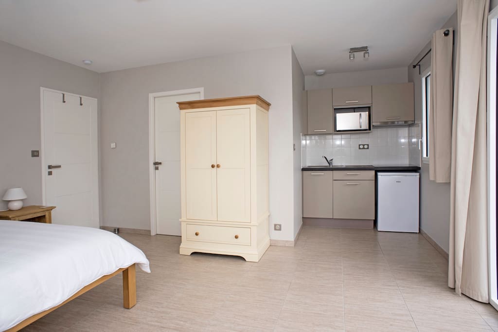 25 square meters studio with fully equipped kitchenette and en-suite shower room
