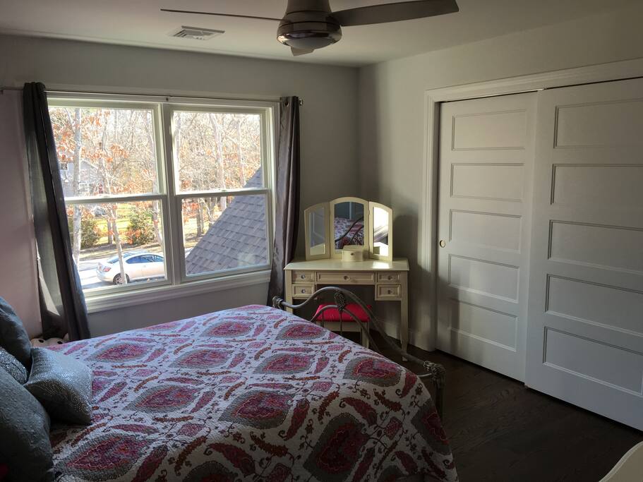 Queen Bed. Also access to private bathroom
