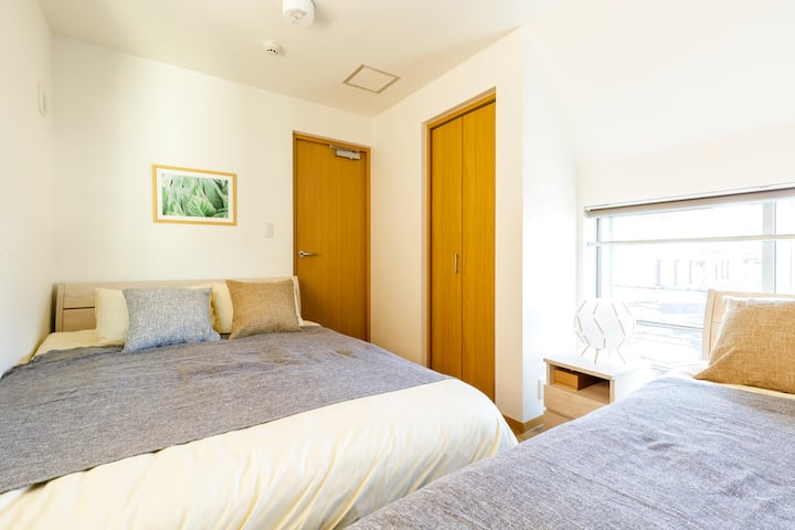 Sobe u našoj kući su pažljivo usklađene sa elegantnim neutralnim tonovima koji skladno funkcionišu kako bi proizveli prostran, prostran životni prostor.