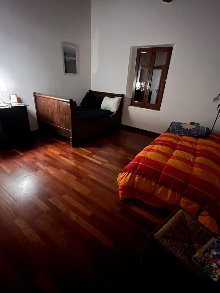 3: e sovrummet med en dubbelsäng och en enkelsäng. Privat duschåtkomst från det sovrummet.