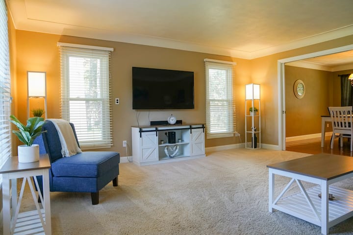 4br/2.5ba Home Boasting 2400sqft And Eat-in Ktn - Toledo, OH