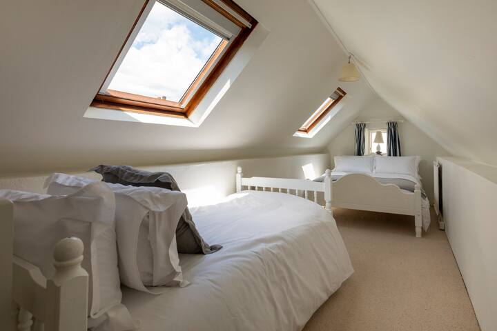 Соба на поткровје/семејна соба со еден брачен и еден единечен кревет.