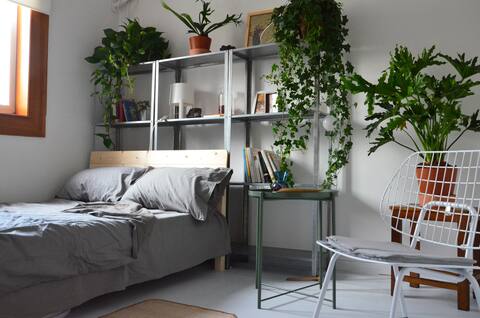 近上海火车站/人民广场/M50艺术创意园/浅水湾剧场/万代南梦宫/虹口足球场/静安寺的温馨书房