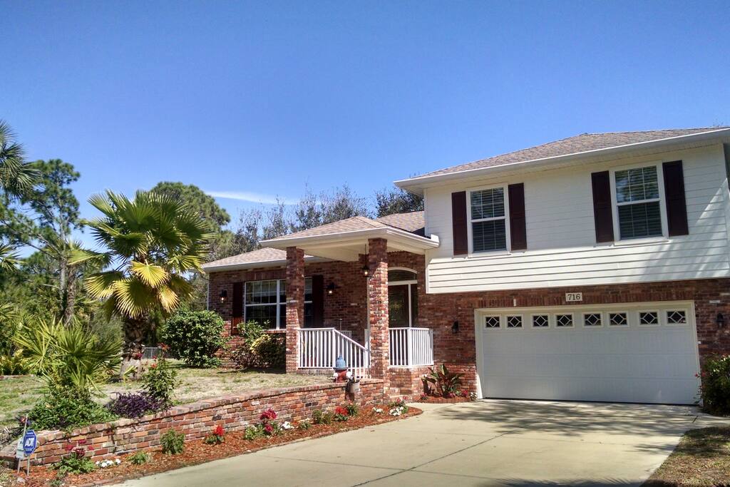 Front entrance to double car garage and front porch