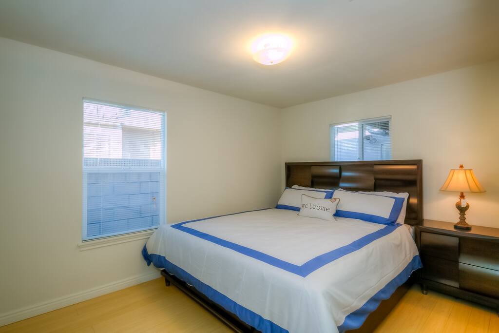 King size bed. 6'x7' 大床182cm*212cm
