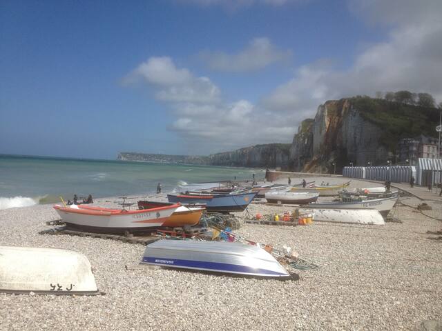 Maison de pêcheur face à la mer