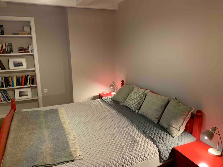 Rotes Schlafzimmer mit Kingsize Bett