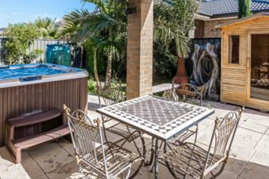Courtyard with 8 person Jacuzzi, 6 person Outdoor Sauna, Outdoor Fireplace, Alfresco, Ourdoor Pizza Oven, Large BBQ and Beautifully Landscaped Courtyard for families and couples or singles