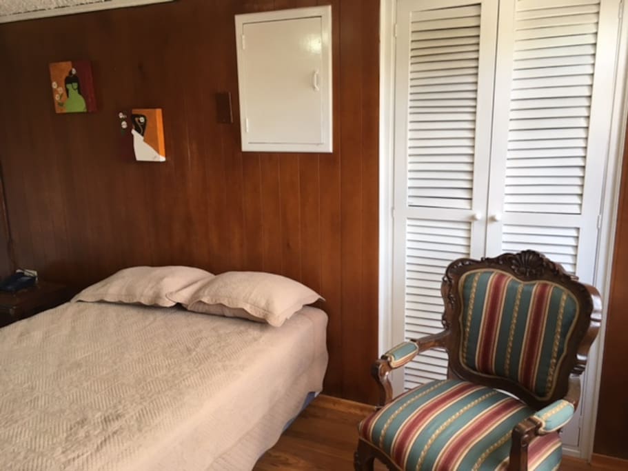 Habitación con cama y closet