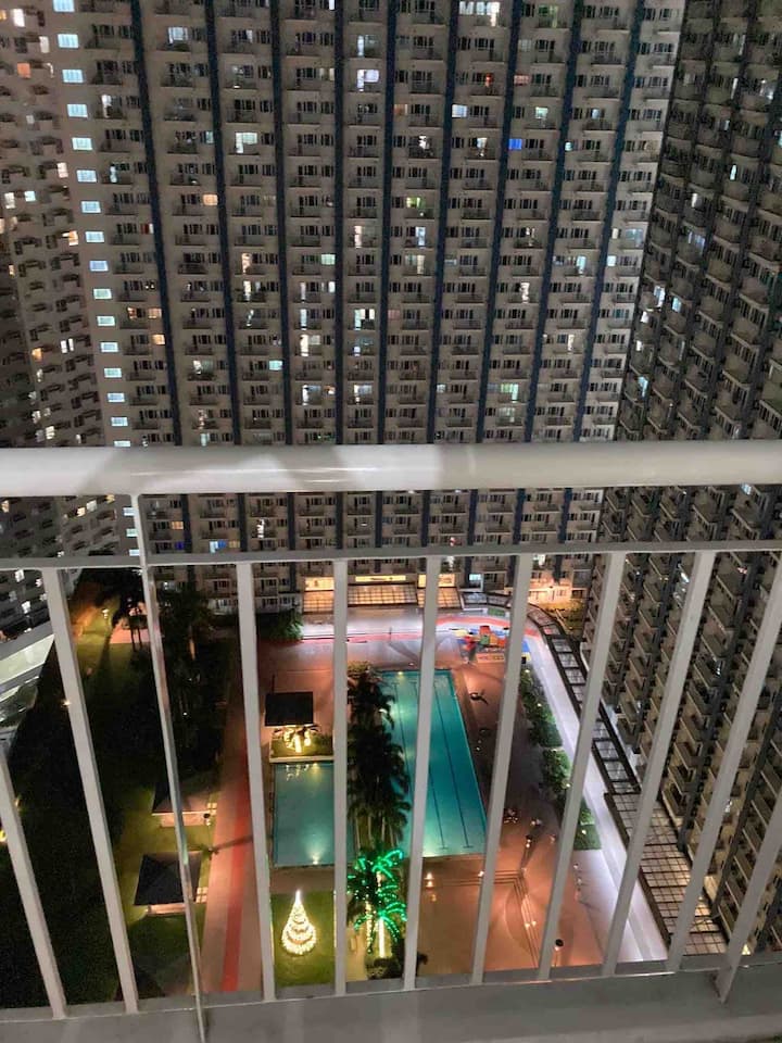 Affordable Home w/ Balcony near Boni MRT Condominiums for Rent in