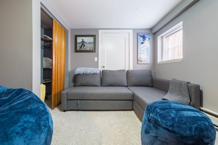 楼下客厅配有沙发床 