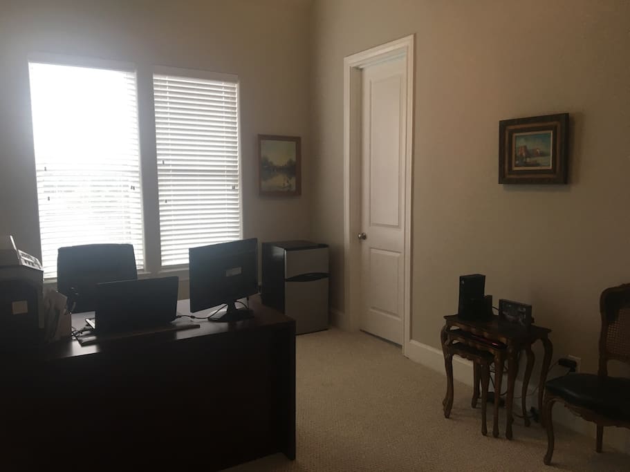 Study with computer, printer and wifi