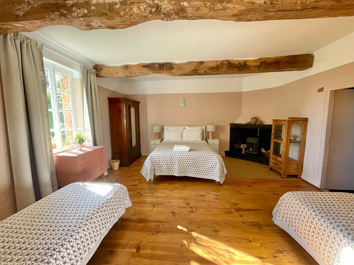 Dhomë familjare në katin përdhes të shtëpisë kryesore 