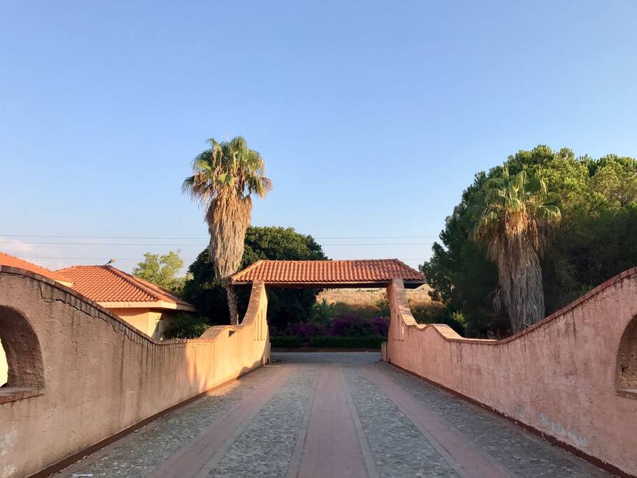Ingresso pedonale al residence e di accesso alla spiaggia libera