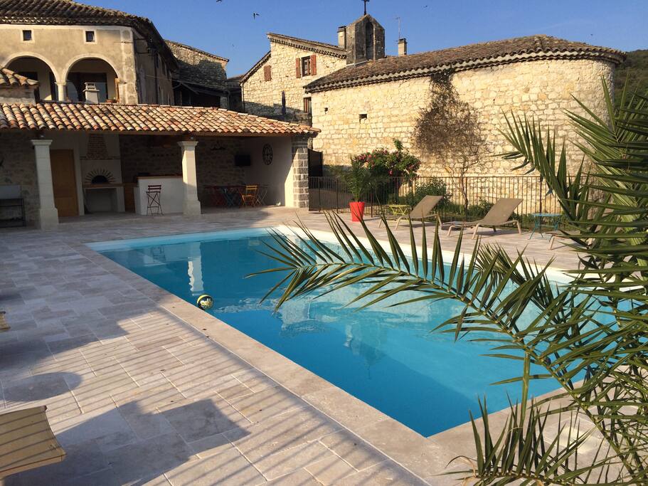 ESPACE PISCINE commun ouvert de juin à septembre inclus.