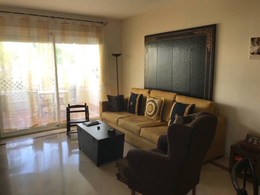 El salón y la terraza con su mesa para comer