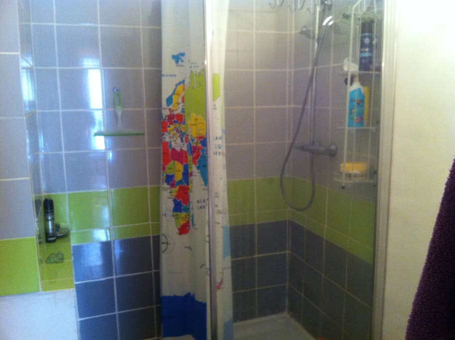 Salle de bain à disposition, bien sûr!