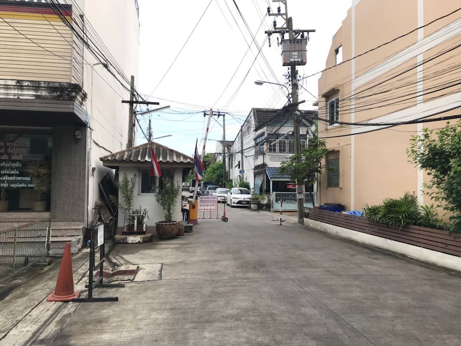 这是我们的小区。This is our housing quarters.