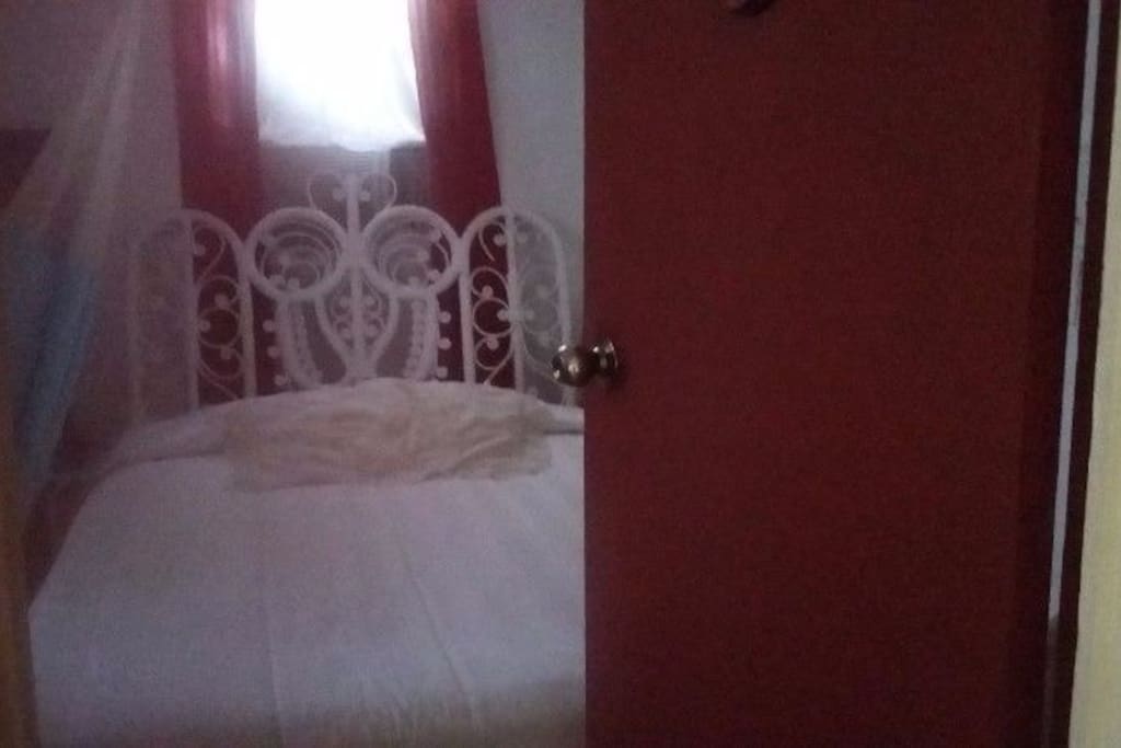 Single room, A/C, fan, hammock, tv w/cable, WiFi, Downtown and breakfast