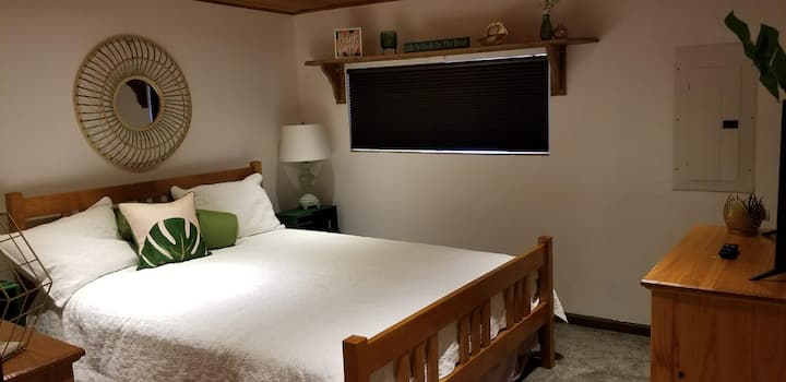 Chumba cha kulala cha wageni mbele ya nyumba kwa faragha ya ziada