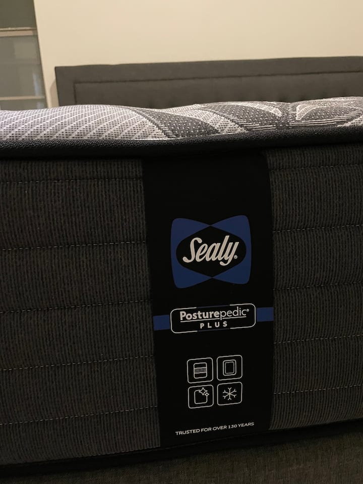 Godoro la chapa ya jina la starehe katika chumba kikuu cha kulala. 