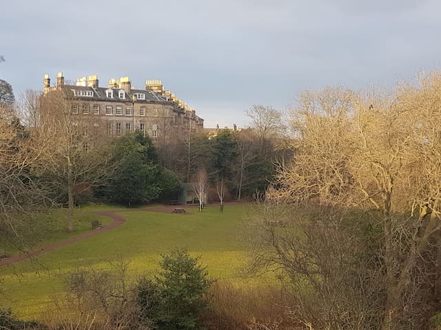 Nice quiet room in central flat