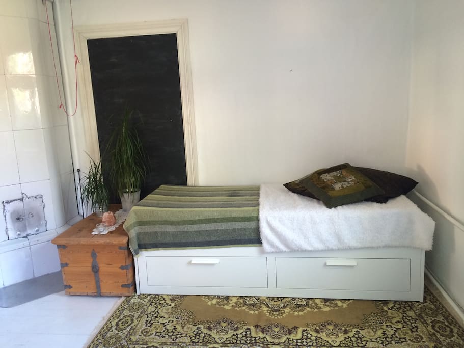 Levitettävä 160 cm sohvasänky.