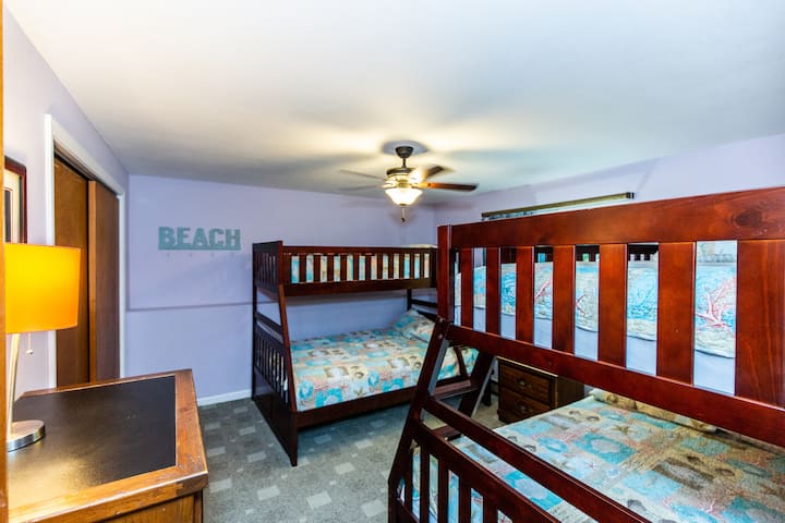 3e chambre : lits jumeaux sur des lits superposés (2)