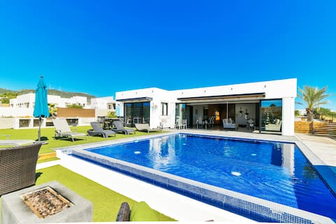 ☀️ New Listing: Luxury Dream Villa w/Modern Pool ☀️