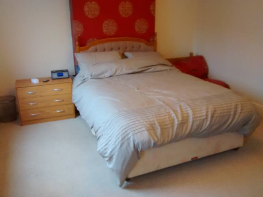 Large bedroom with king size (5ft) bed and futon
