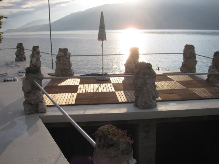 Bootshausterrasse im Abendlicht