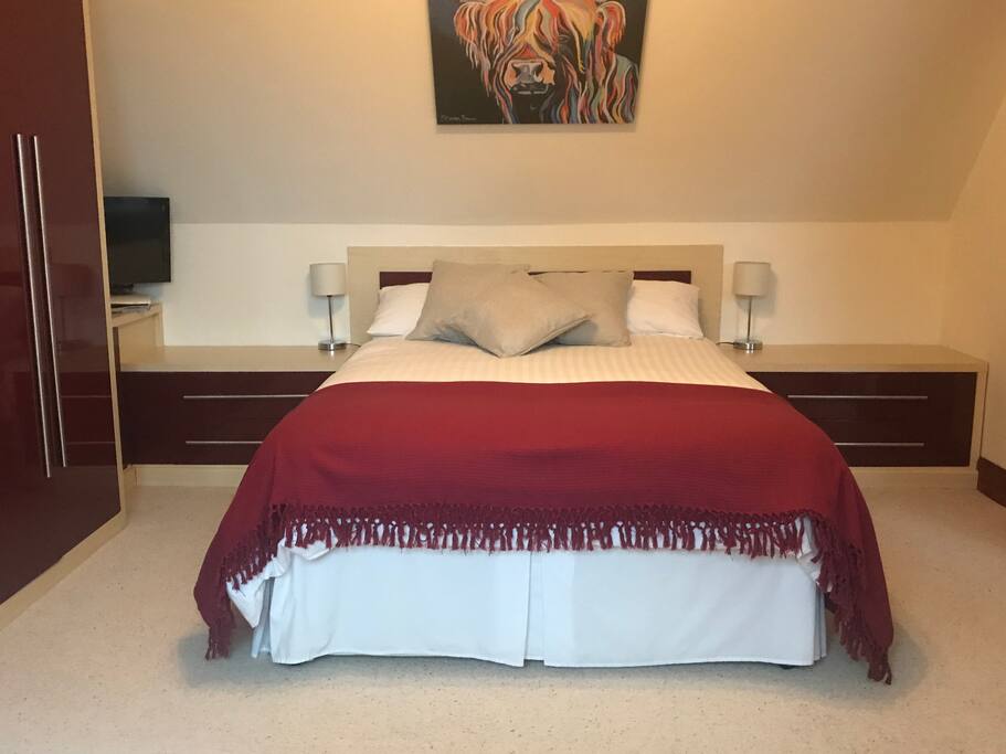 Double ensuite bedroom with a sea-view