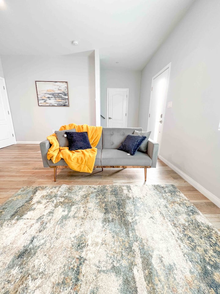 Modern Gem W/ Workspace +Wi-fi + Self Check-in - Bakersfield, CA