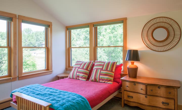 Dormitorio loft ubicado en una habitación con ventana