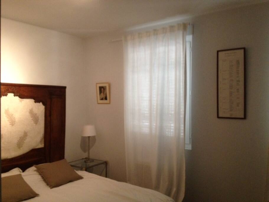 Une chambre avec un grand lit double